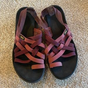 Teva Voya Sandals womens size 8, Burgundy